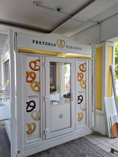 Schaufensterbeklebung bedruckte Folie und Aluminiumschild Druck + Montage
