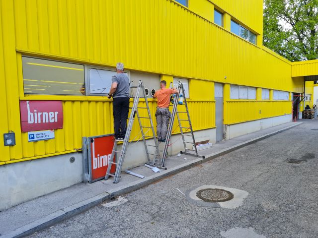 Geschäftsbeschriftung inkl. Druck Lochfolie und Montage 1220 Wien – Referenz AbdeX