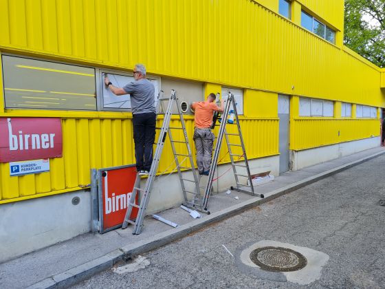 Geschäftsbeschriftung inkl. Druck Lochfolie und Montage 1220 Wien