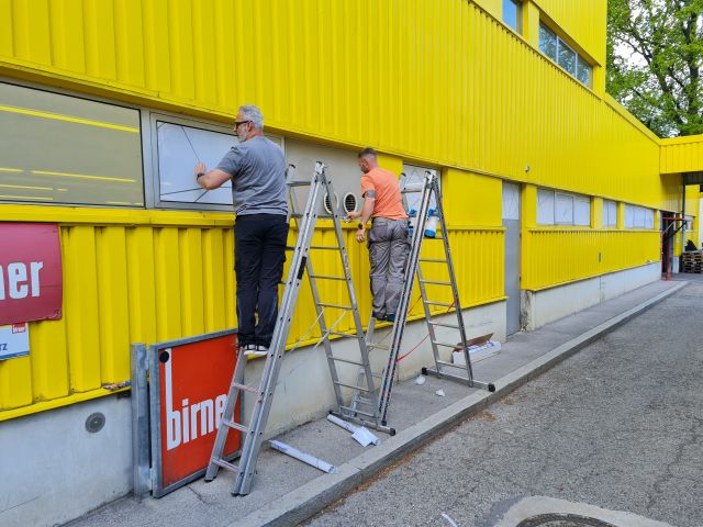 Geschäftsbeschriftung inkl. Druck Lochfolie und Montage 1220 Wien – Referenz AbdeX