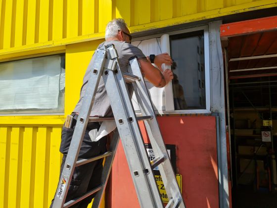 Geschäftsbeschriftung inkl. Druck Lochfolie und Montage 1220 Wien