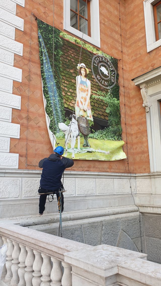 Druck Plane inkl. Montage mit Seilkletterern 1010 Wien Börse – Referenz AbdeX
