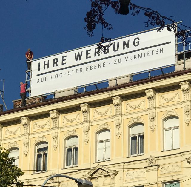 Werbeplane Mesh (Netz) Druck und Montage Mariahilferstrasse 1060 Wien – Referenz AbdeX