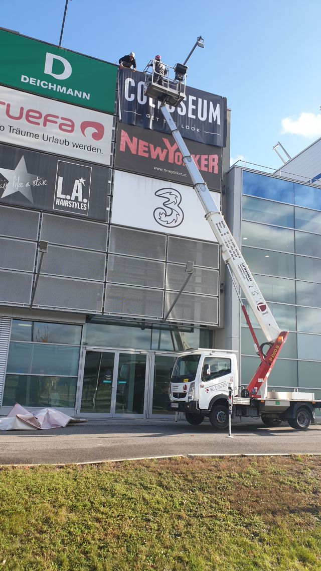 Spannrahmensystem Plane Druck und Montage mit Hebebühne – Referenz AbdeX
