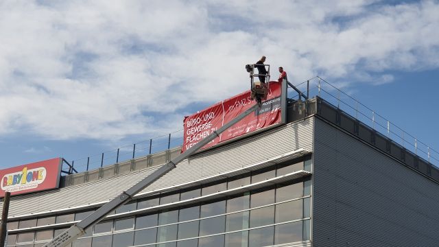 Leuchkasten Plane Tausch (Druck und Montage mit Hebebühne) Stadlau 1220 Wien – Referenz AbdeX