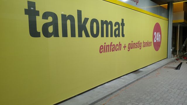 Fassadenverkleidung komplette Tankstelle inkl. Spannrahmensystem, Druck und Montage – Referenz AbdeX
