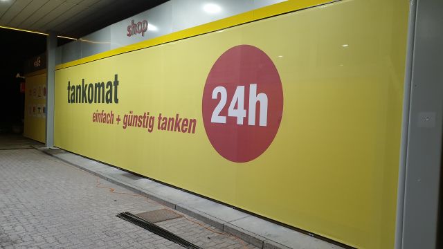 Fassadenverkleidung komplette Tankstelle inkl. Spannrahmensystem, Druck und Montage – Referenz AbdeX
