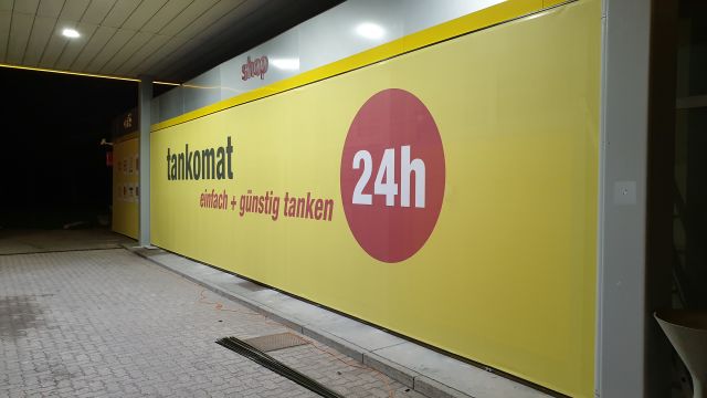Fassadenverkleidung komplette Tankstelle inkl. Spannrahmensystem, Druck und Montage – Referenz AbdeX