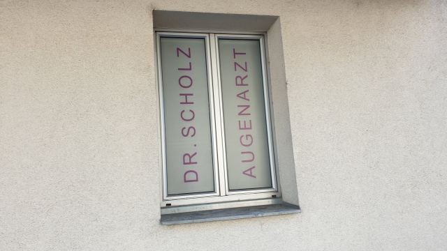 Ordinationsbeschriftung Milchglasfolie Druck und Beklebung Dr. Scholz 1020 Wien – Referenz AbdeX