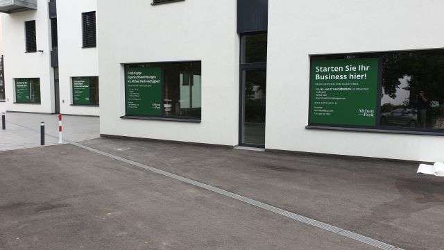 Makler Lokalvermietung Beschriftung inkl. Druck und Montage – Referenz AbdeX