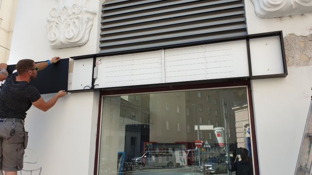Austausch altes Plexiglas vom Leuchtkasten mit neuem Druck und Montage – Referenz AbdeX