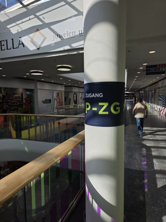 Aufkleber Druck + Montage Säule Einkaufszentrum