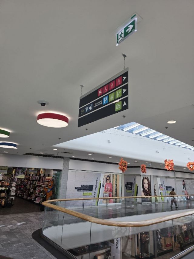 Leuchtschilder und Werbebanner Druck + Montage Shopping Center – Referenz AbdeX
