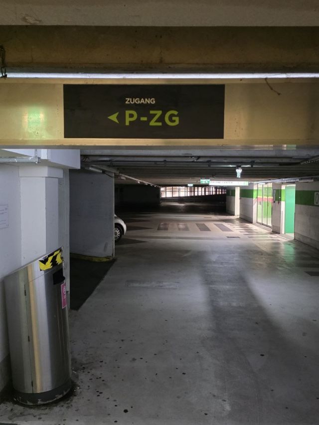 Leuchtschildbeschriftung Parkhaus Zugang + Montage – Referenz AbdeX