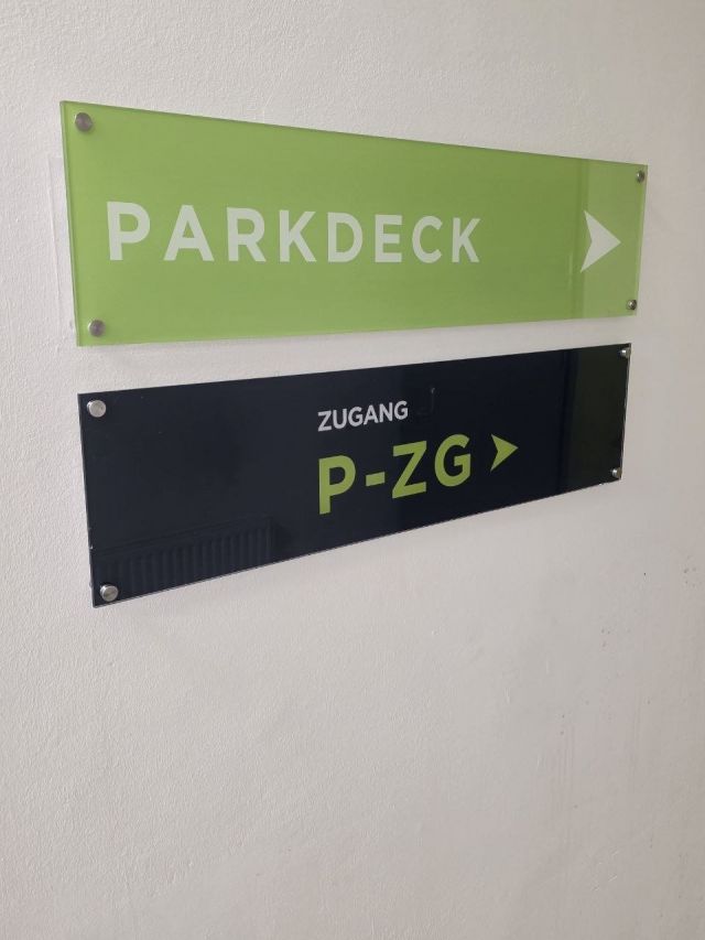 Aludibond Druck + Montage Parkdeck Beschilderung – Referenz AbdeX