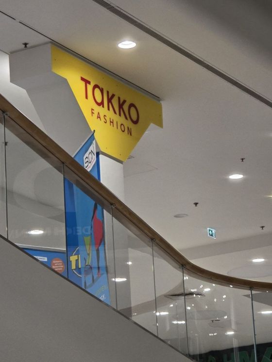 Kronenschild Druck + Montage Takko Fashion