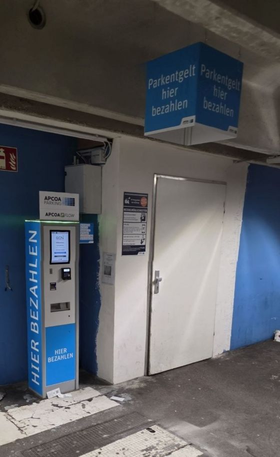 Würfel aus Aludibond hängend und Beklebung Parkautomaten Apcoa