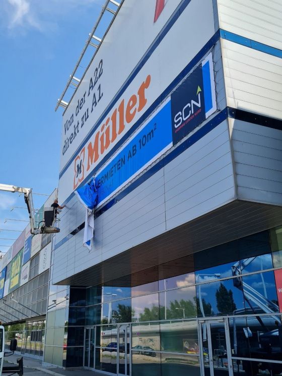 Pvc Plane bespannt auf Stahlseilrahmen welchen wir vorher montiert haben