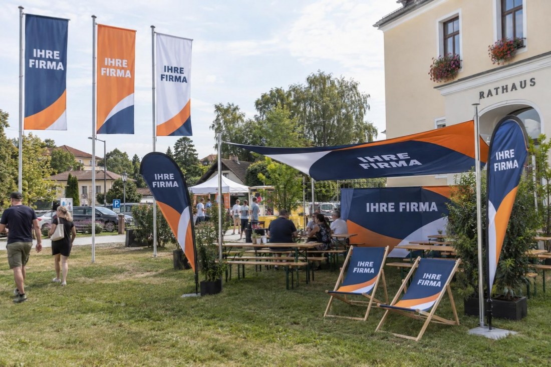 Klassische Firmenfahne, Textilwand, Liegestuhl und Eventbogen von AbdeX