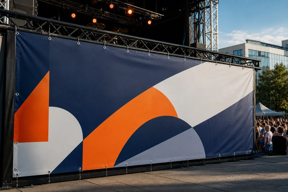 Event & Bühne mit individuell bedrucktem Werbebanner