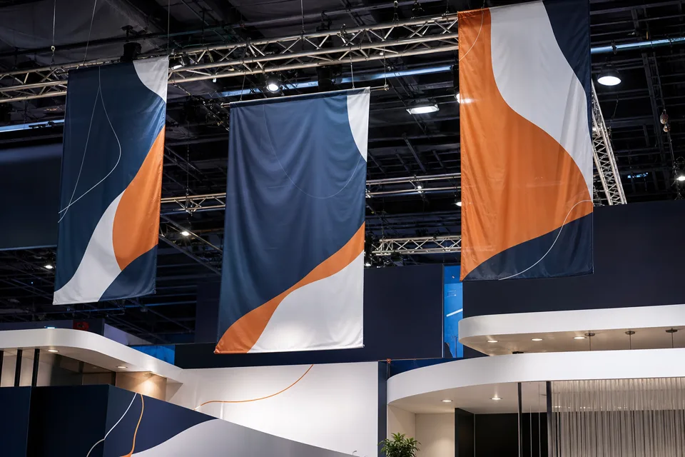 Messe & Deckenhänger mit individuell bedrucktem Werbebanner