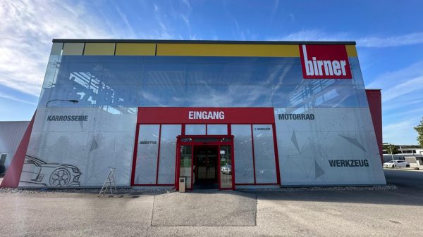 Gebäudebeklebung mit Hitzeschutzfolien und Lochfolien in Amstetten