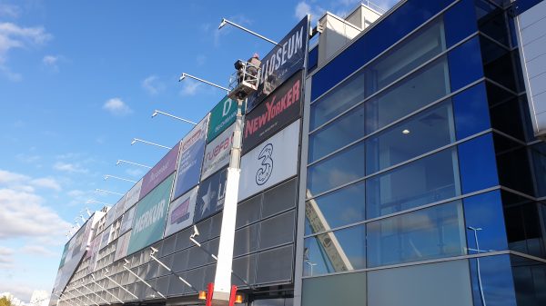 Spannrahmensystem Plane Druck und Montage mit Hebebühne