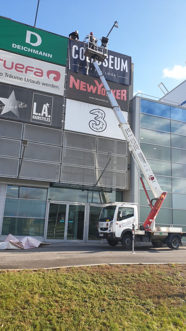 Spannrahmensystem Plane Druck und Montage mit Hebebühne