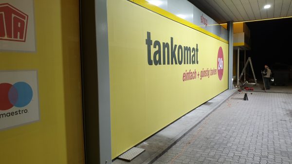 Fassadenverkleidung komplette Tankstelle inkl. Spannrahmensystem, Druck und Montage