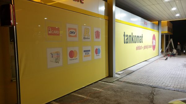 Fassadenverkleidung komplette Tankstelle inkl. Spannrahmensystem, Druck und Montage