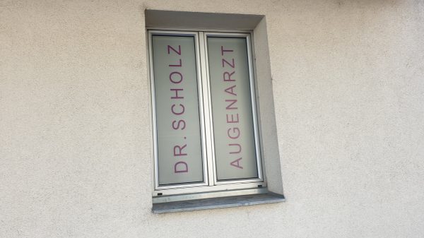 Ordinationsbeschriftung Milchglasfolie Druck und Beklebung Dr. Scholz 1020 Wien