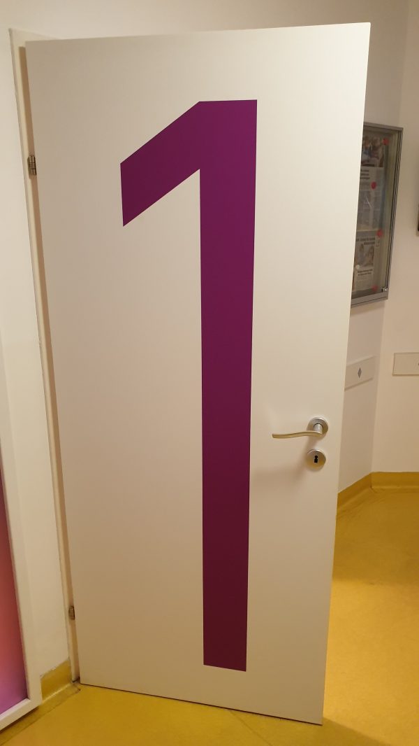 Ordinationsbeschriftung Milchglasfolie Druck und Beklebung Dr. Scholz 1020 Wien