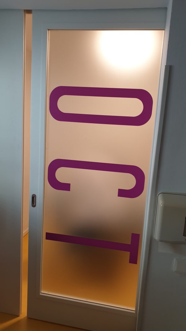 Ordinationsbeschriftung Milchglasfolie Druck und Beklebung Dr. Scholz 1020 Wien