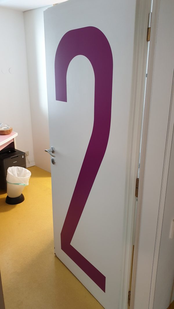 Ordinationsbeschriftung Milchglasfolie Druck und Beklebung Dr. Scholz 1020 Wien