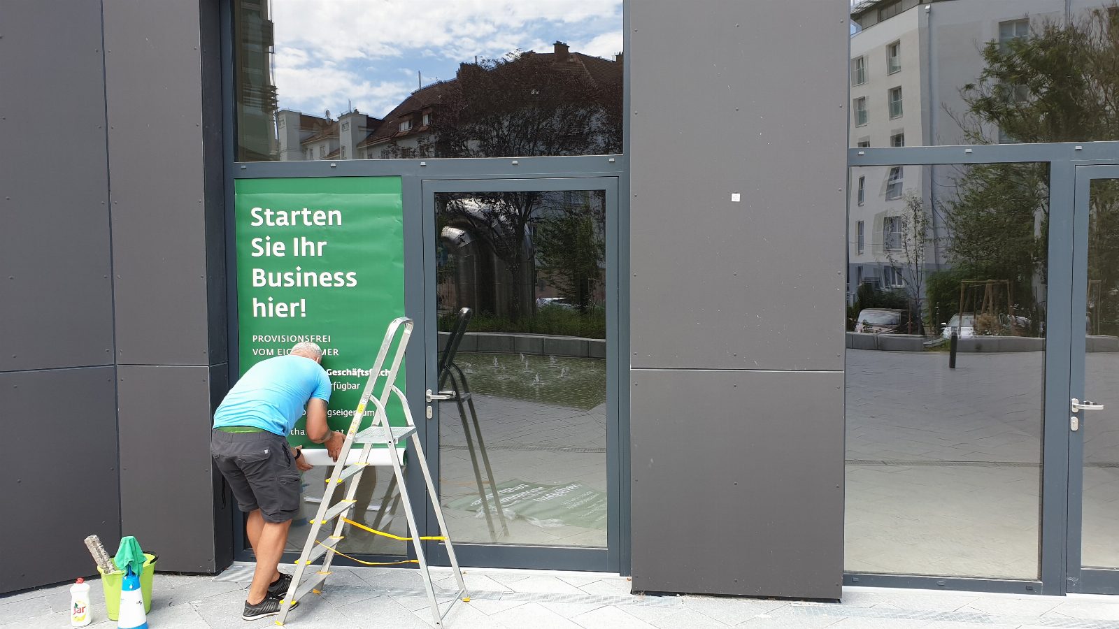 Schaufensterfolie aufkleben lassen – Montage einer Werbefolie auf Glasfassade