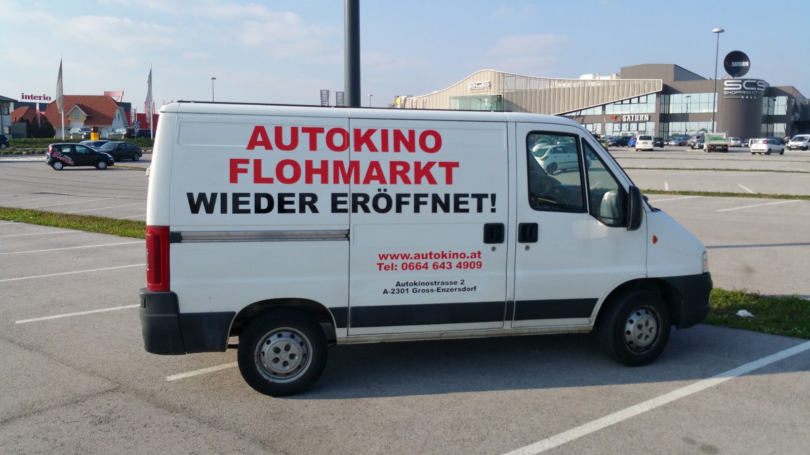Fahrzeugbeschriftung Folie auf weißem Transporter – Werbebeschriftung Firmenfahrzeug