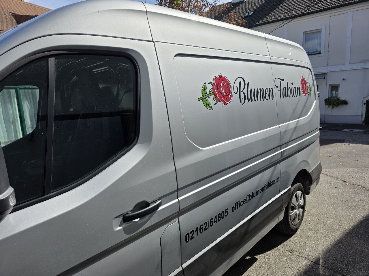 Fahrzeugfolierung Transporter Seitenfläche – Firmenbeklebung mit Logo und Motiv, Österreich