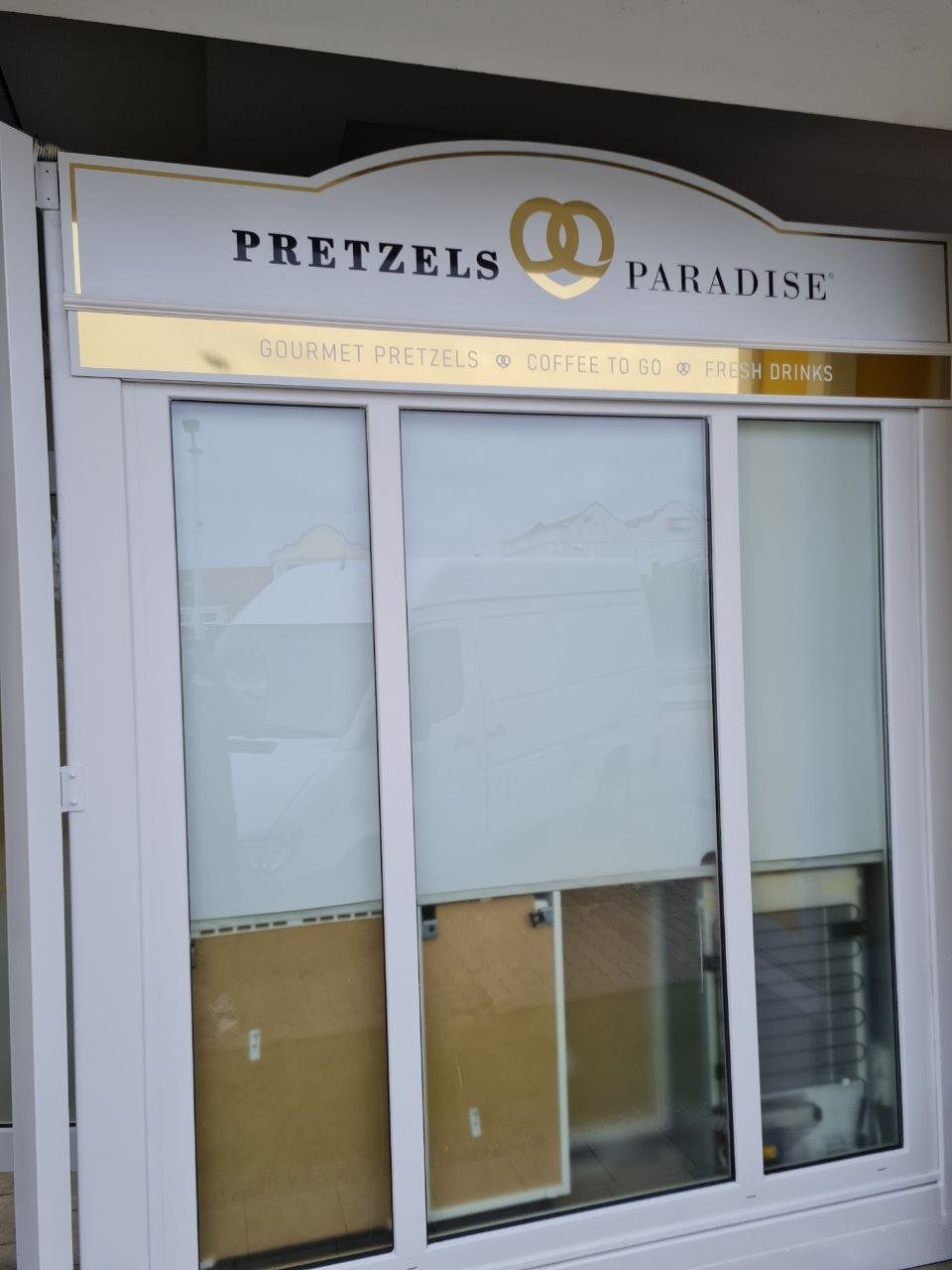 Schaufensterbeklebung mit mattierter Folie und Aluschild – bedruckte Fensterfolie von AbdeX