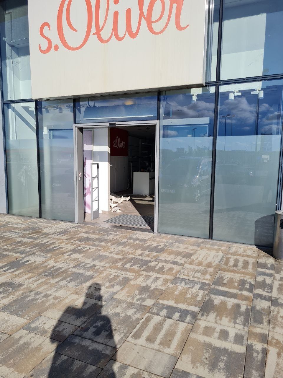 Milchglasfolie als Sichtschutz auf Schaufensterfassade – Fensterfolie bedruckt von AbdeX Österreich