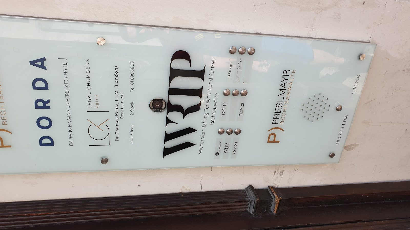 Firmenschild Eingang Anwaltskanzlei Wien – Glasschild mit Acryl-Logo von AbdeX