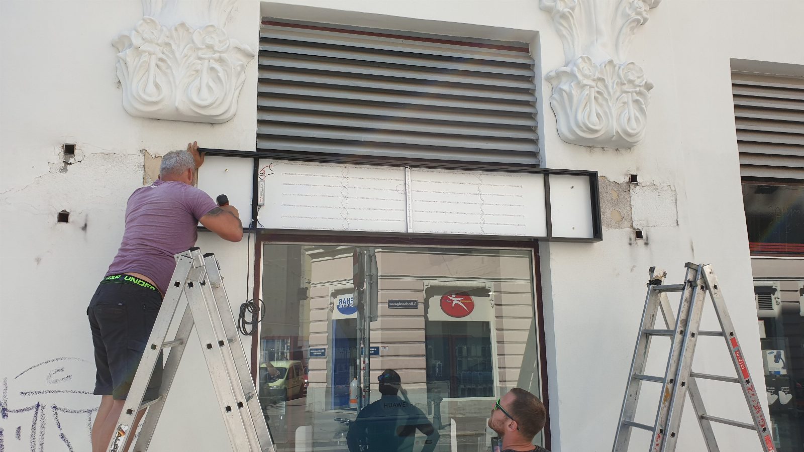 Firmenschild Fassade Montage – AbdeX Werbetechnik montiert Schild an Hausfassade