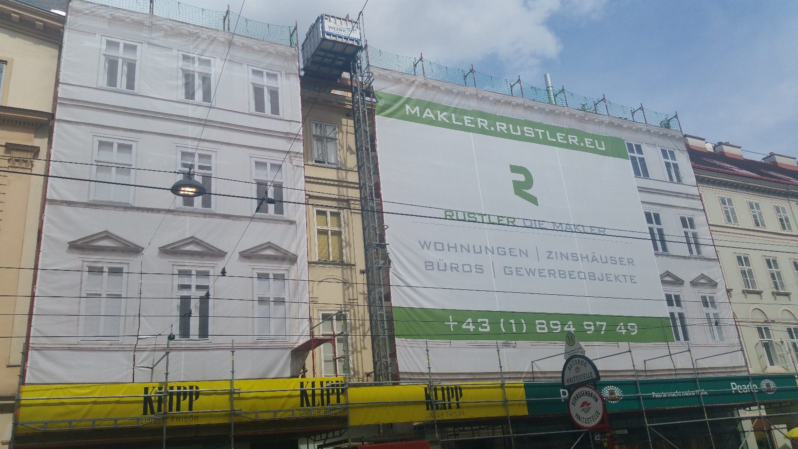 Gerüstbanner an Altbaufassade Wien – Fassadenwerbung Maklerbüro Rustler, AbdeX