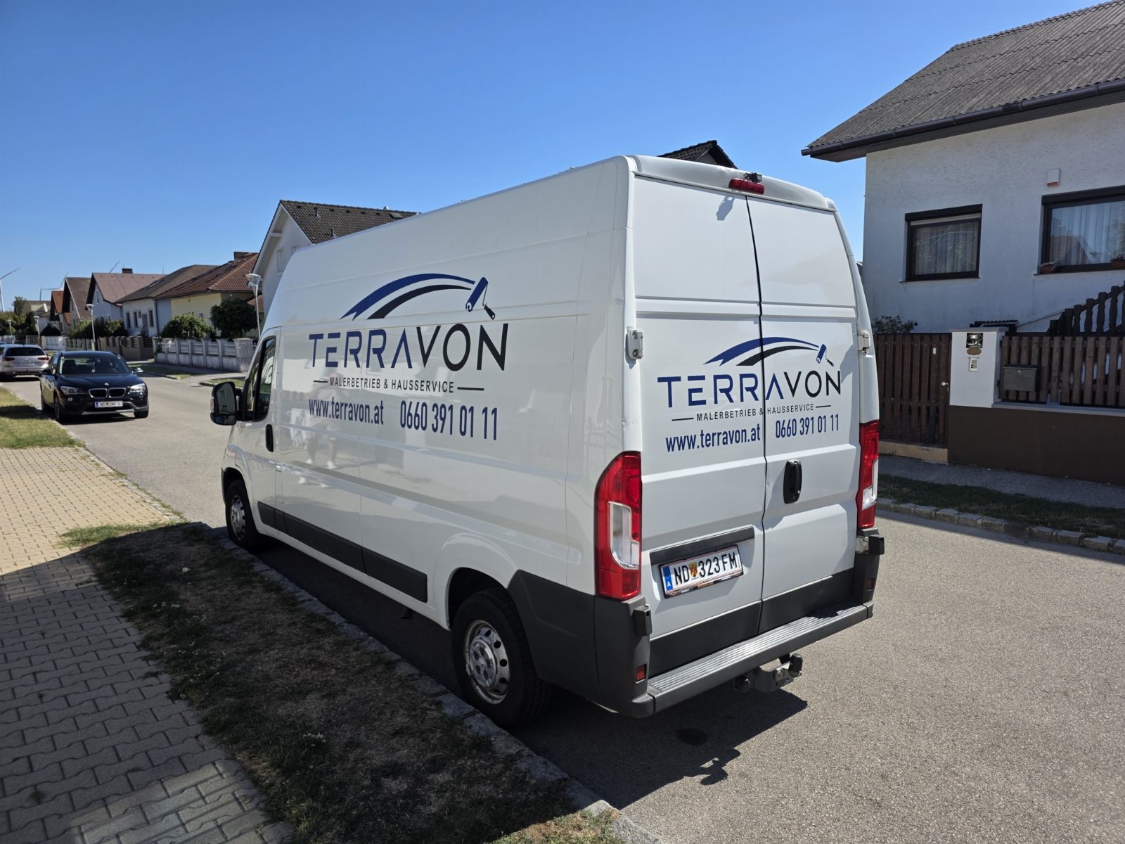 Weißer Transporter mit vollständiger Fahrzeugbeschriftung – Werbung auf Firmenwagen Österreich