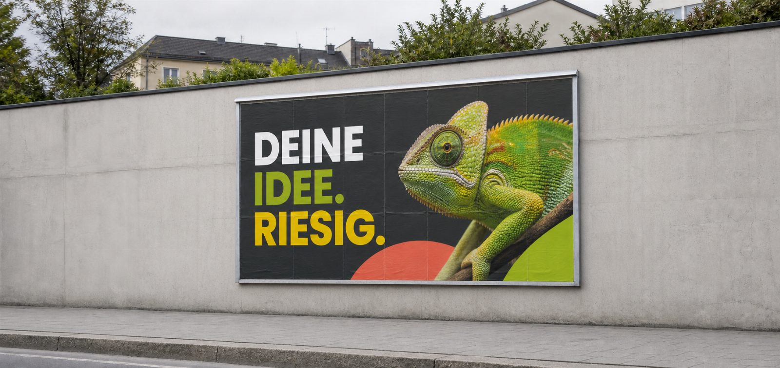 16-Bogen-Großformatplakat 336x238 cm an Betonmauer in Österreich – Plakat drucken lassen