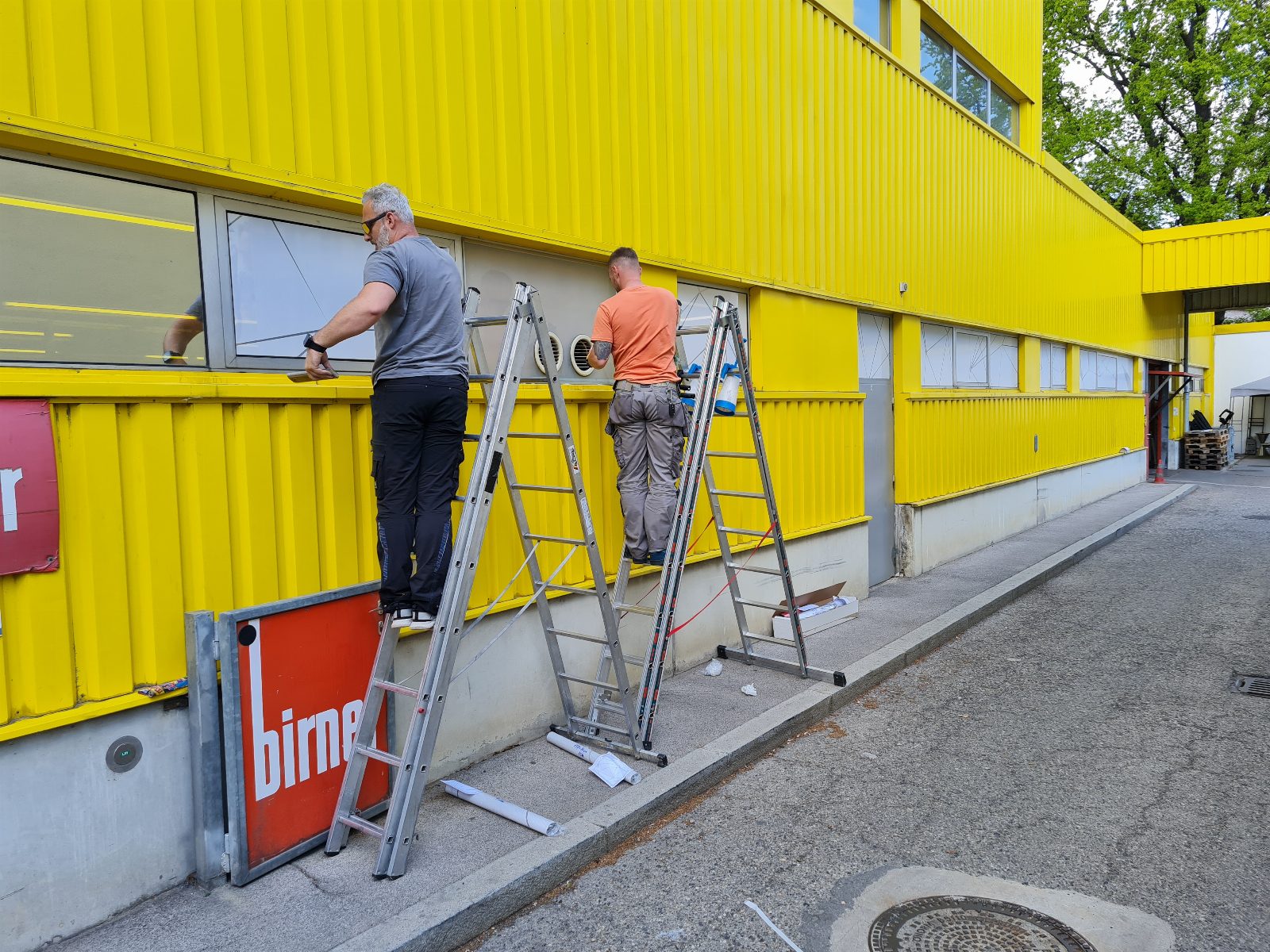 Fensterfolien-Montage Wien – AbdeX Monteure bei Folienbeklebung auf Fensterbändern