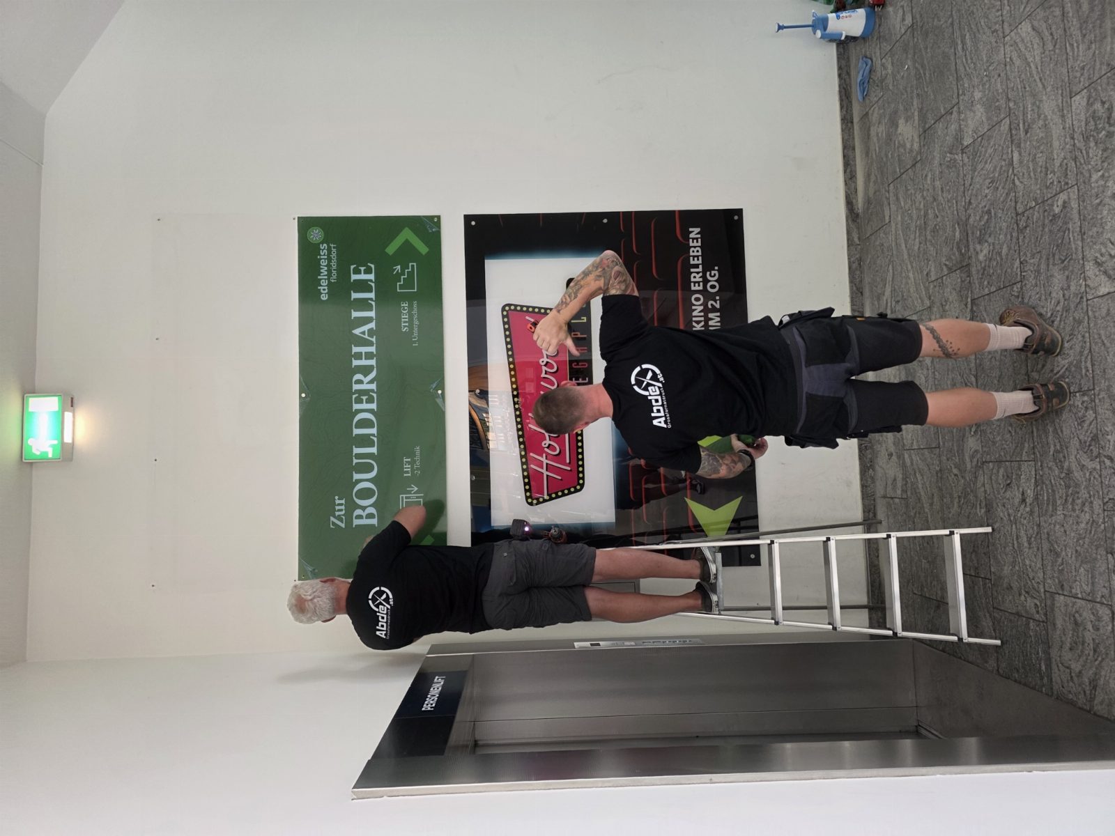 Montage Werbeschild und Banner durch AbdeX-Monteure in Wien