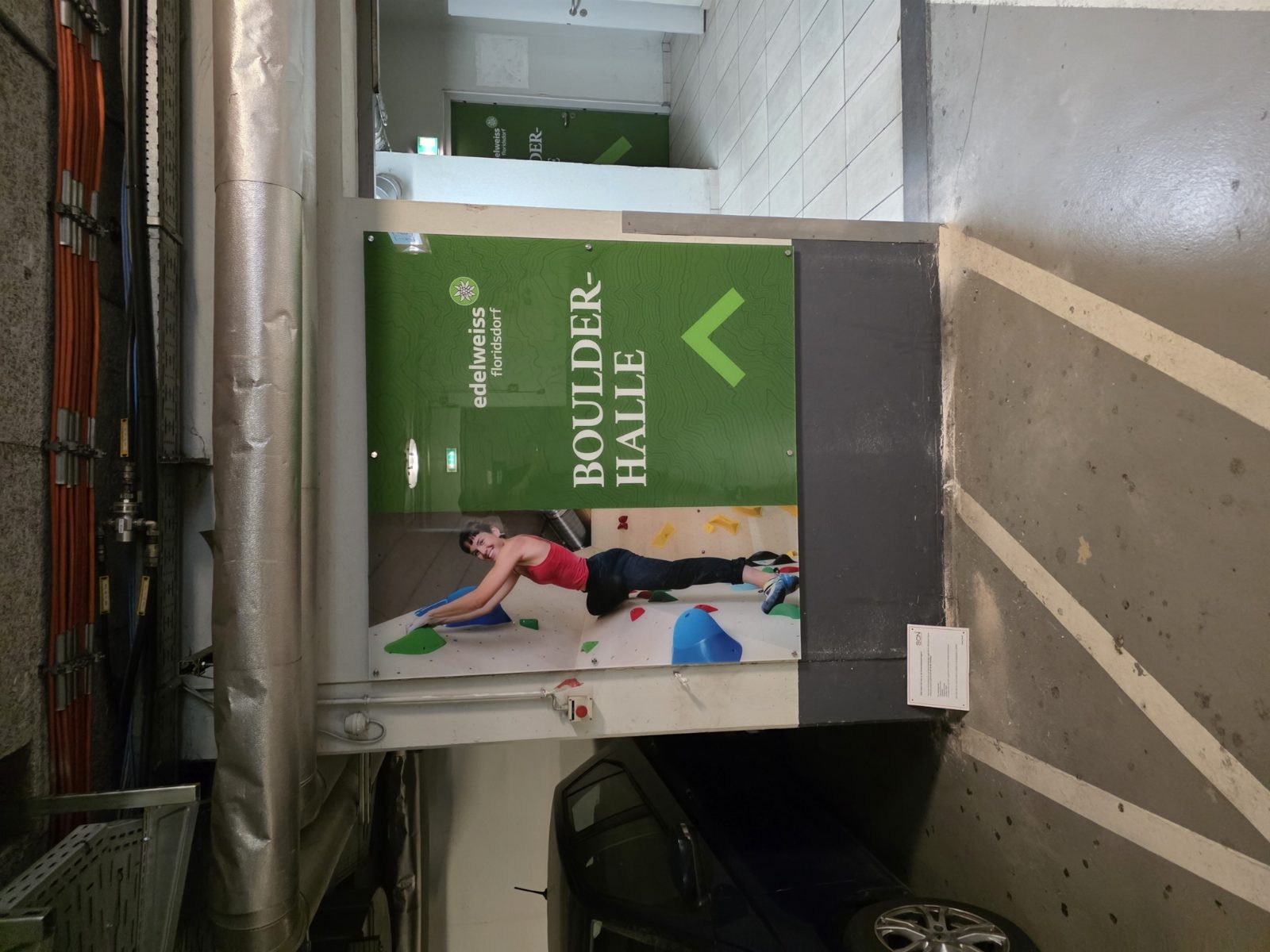 Werbebanner Großformatdruck montiert an Wand – AbdeX Werbetechnik Wien