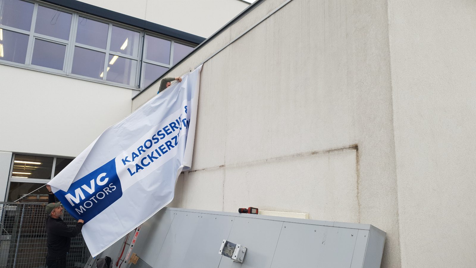 Werbebanner Außenfassade – Montage durch AbdeX e.U. Österreich