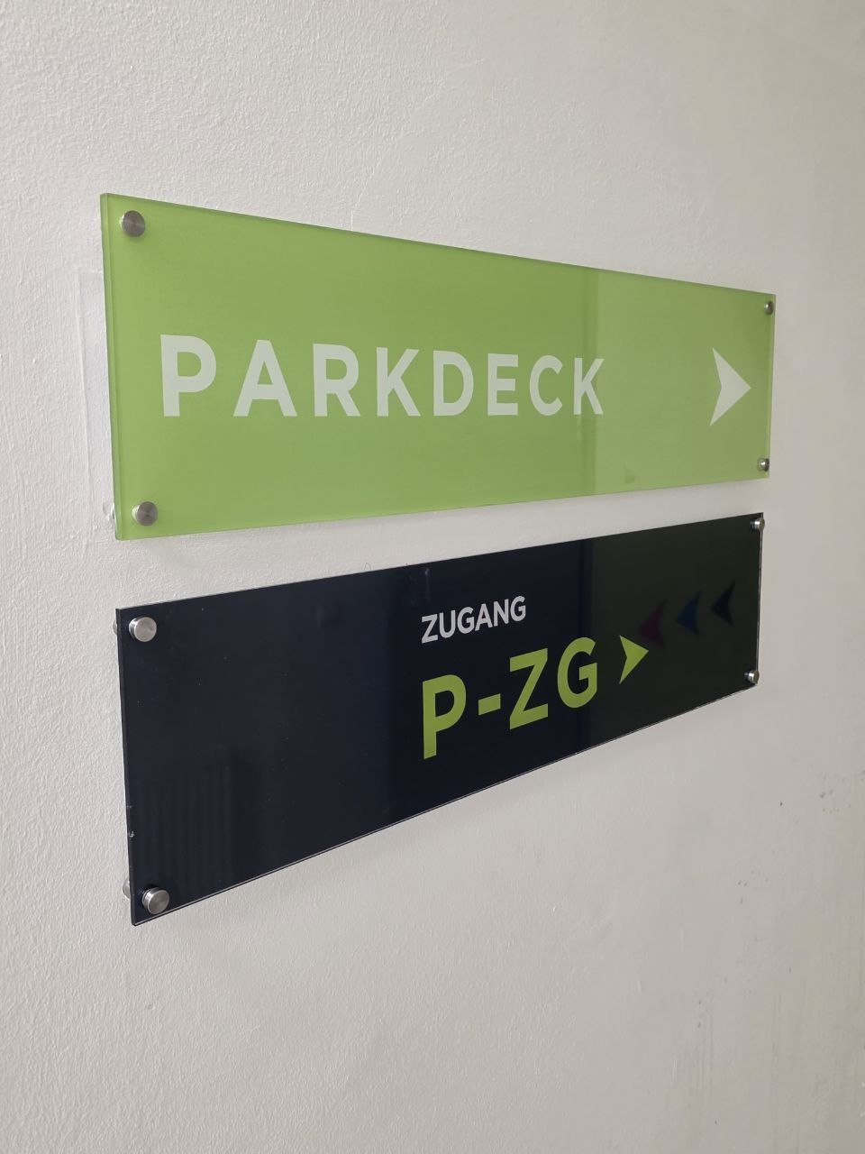 Acrylglas Druck + Montage Parkdeck Wegweiser