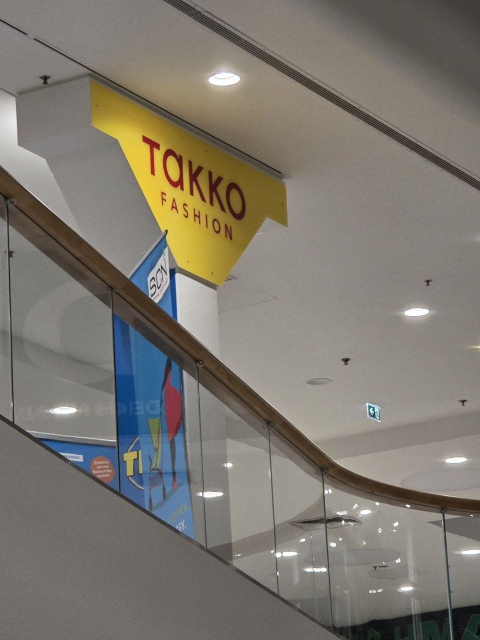 Kronenschild Druck + Montage Takko Fashion